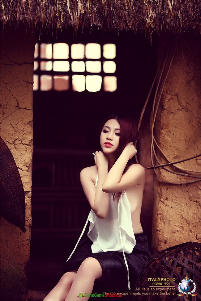 Hot girl Linh Miu gợi cảm hững hờ với áo yếm