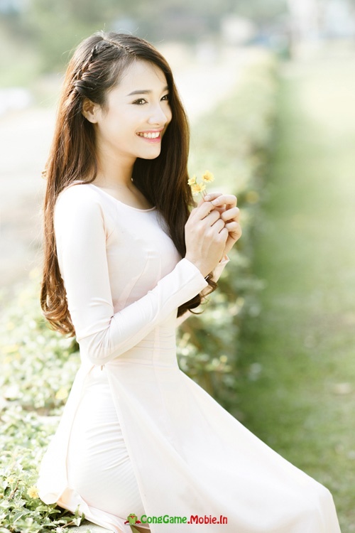 Nhã Phương xinh tươi trong tà áo dài